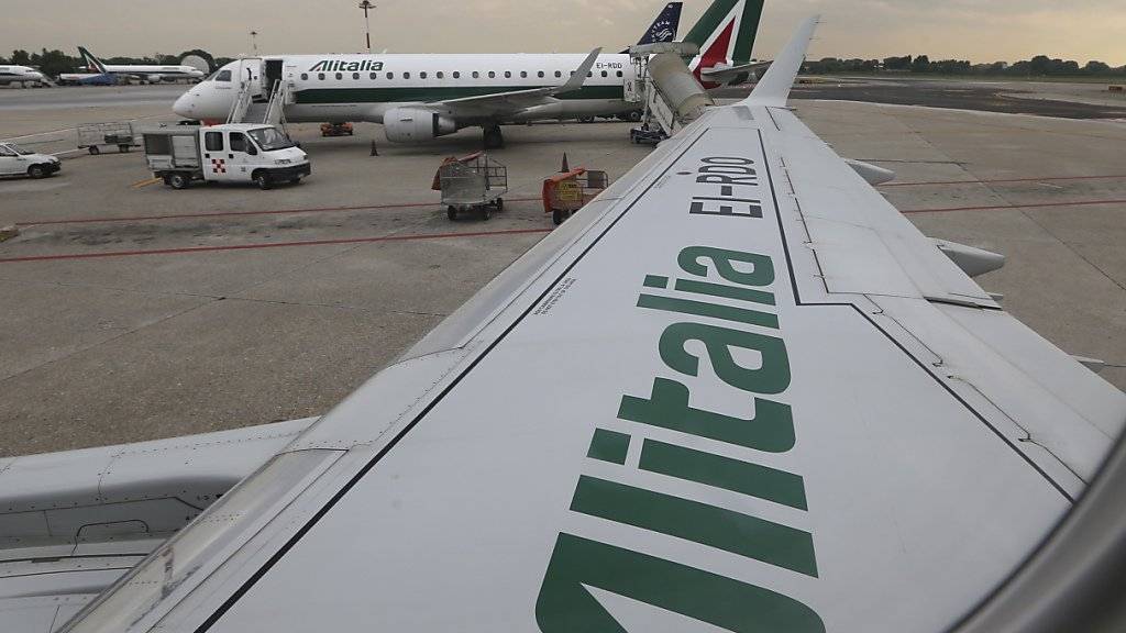 Die italienische Regierung will zusammen mit Partnern die Fluggesellschaft Alitalia wieder flott machen.(Archivbild)