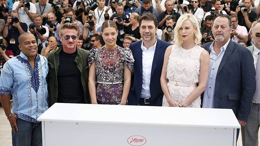 Sean Penn (2.v.l.) und Charlize Theron (3.v.r.) stellten am Freitag in Cannes ihren gemeinsamen Film «The Last Face» vor. Ein Jahr nach ihrer Trennung vermieden sie so gut wie möglich Kontakt.