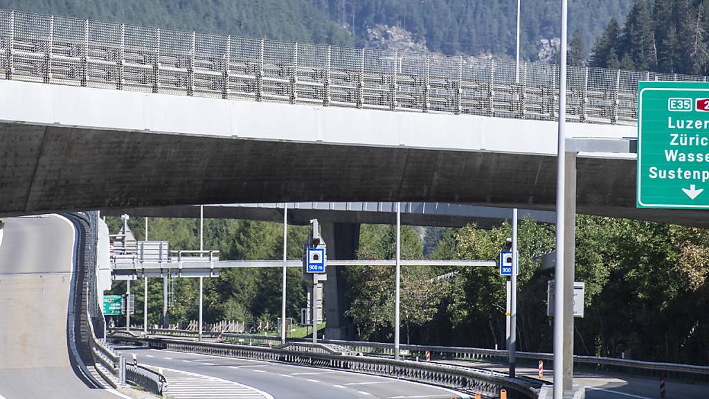 Niederländischer Wohnwagen prallt auf A2 in Leitplanke