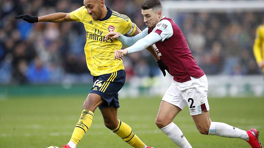 Arsenals Pierre-Emerick Aubameyang (links) im Duell mit Burnleys Matthew Lowton