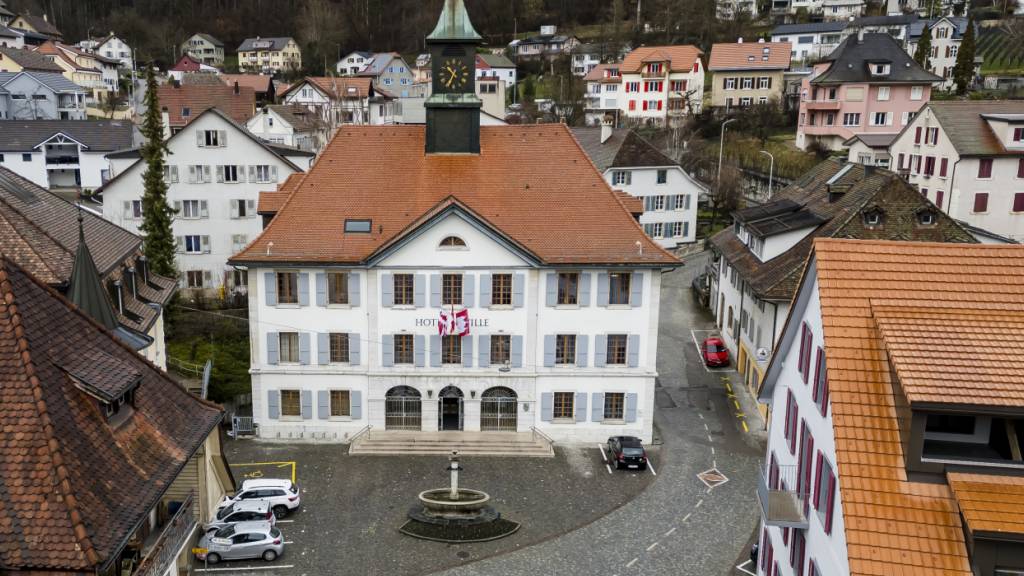 In den Kantonen Bern und Jura wird über den Kantonswechsel des Städtchens Moutier zum Jura entschieden.