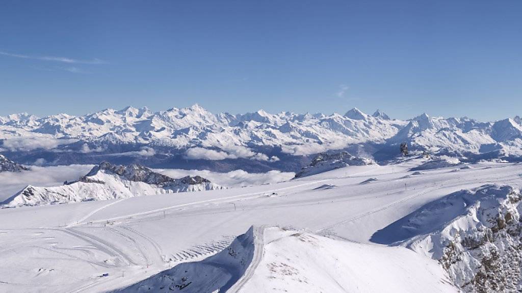 Im Gebiet des Glacier 3000 oberhalb von Les Diablerets VD sind am Donnerstag zwei Leichen gefunden worden. Nach ersten Erkenntnissen befanden sie sich während Jahrzehnten im Eis. (Archivbild)