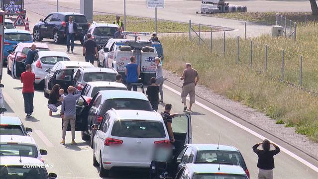 Mehrere Stunden Stillstand auf der Flughafen-Autobahn