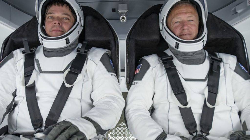 Bob Behnken (l, 49) und Doug Hurley (r, 53) während eines Tests. Am 27. Mai gilts ernst: Die beiden «betagten» Astronauten fliegen als erste Amerikaner seit neun Jahren selbständig, ohne russische «Limousine», zur ISS. (Archivbild 30.3.2020)