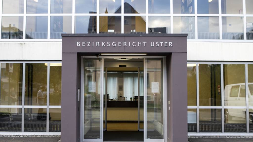 Ein 21-jähriger Franzose wird sich unter anderem wegen Raubs vor dem Bezirksgericht Uster verantworten müssen. Er soll einer Frau in Dübendorf gewaltsam ein Auto geraubt haben. (Symbolbild)