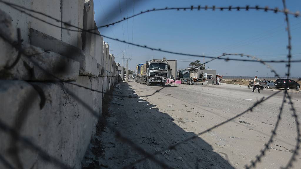 ARCHIV - Der Kerem Schalom-Grenzübergang wird für Lieferungen von Hilfsgütern in den Gazastreifen verwendet. Der militärische Arm der Hamas hat den Übergang erneut beschossen. Foto: Mohammed Talatene/dpa