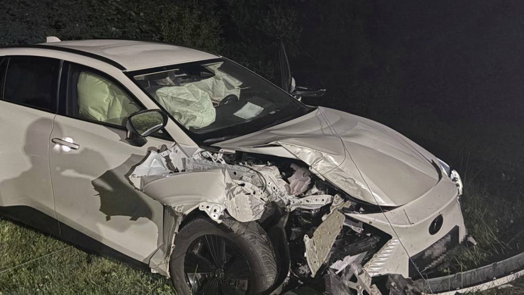 Das Auto kam von der Strasse ab und prallte in einen Strommasten.