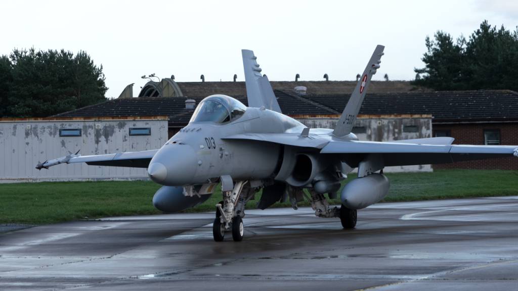 Voraussichtlich acht F/A-18-Kampfjets werden an der militärischen Übung auf der Autobahn A1 Anfang Juni teilnehmen. (Archivbild)