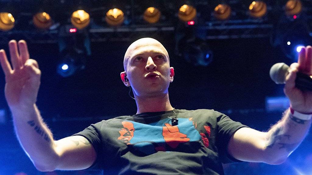 Am Montag solidarisierten sich die drei bekannten russischen Rapper Oxxxymiron (Bildmitte), Basta und Noize MC bei einem Konzert in Moskau mit dem Rapper Husky.