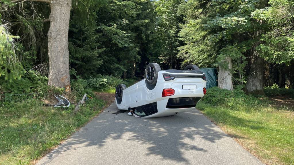 Das Auto landete auf dem Dach.