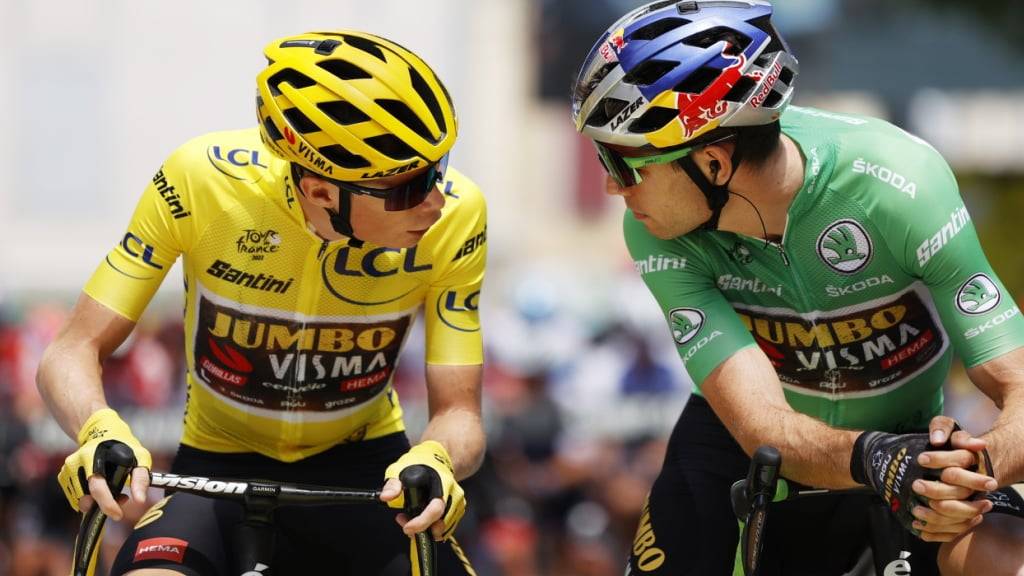 Jonas Vingegaard und Teamkollege Wout van Aert im Gespräch