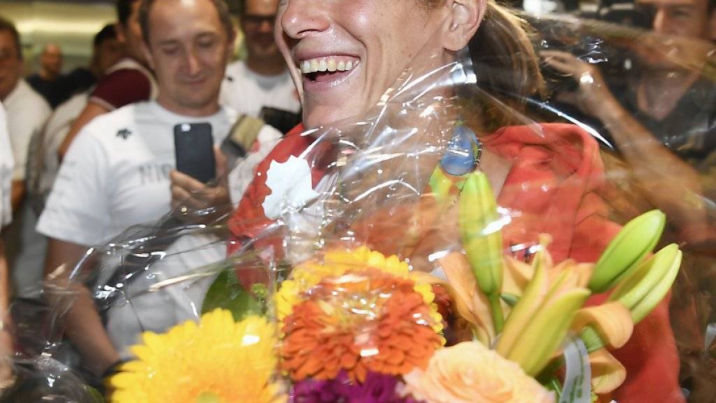 Silbermedaillen-Gewinnerin Nicola Spirig strahlte bei ihrer Ankunft am Flughafen Zürich-Kloten übers ganze Gesicht