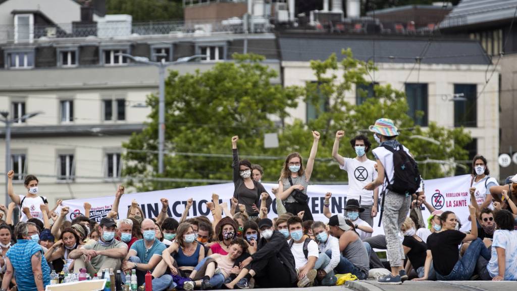 Klimaaktivisten haben im Sommer 2020 die Zürcher Quaibrücke lahmgelegt. Das Bundesgericht hat nun drei von ihnen unter anderem wegen Nötigung verurteilt. (Archivbild)