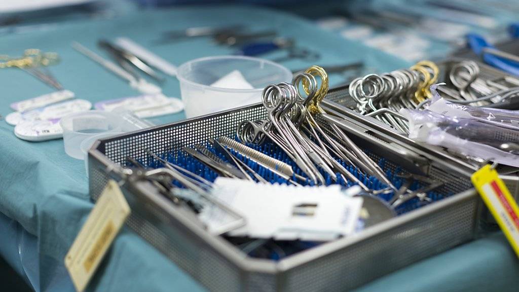 Am Kantonsspital Aarau mussten rund 50 Operationen verschoben werden, weil innert weniger Tage beide Operationsmikroskope ausgefallen waren. (Symbolbild)