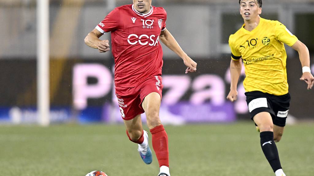 Sions Kévin Bua läuft mit dem Schaffhauser Simone Stroscio im Rücken an