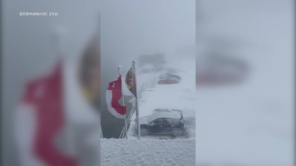 Schnee bremts auf dem Grimselpass Touristen aus