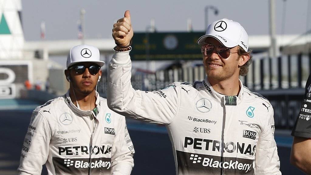 Sieger Nico Rosberg hebt den Daumen, dahinter Weltmeister Lewis Hamilton