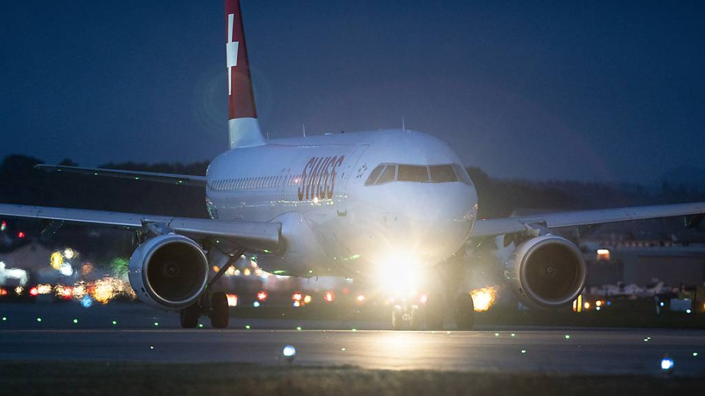 Der Anstieg der verspäteten Starts in den Nachtstunden auf dem Flughafen Zürich bereitet dem Aargauer Regierungsrat Sorgen. Dieser fordert «griffige Massnahmen». (Archivbild)