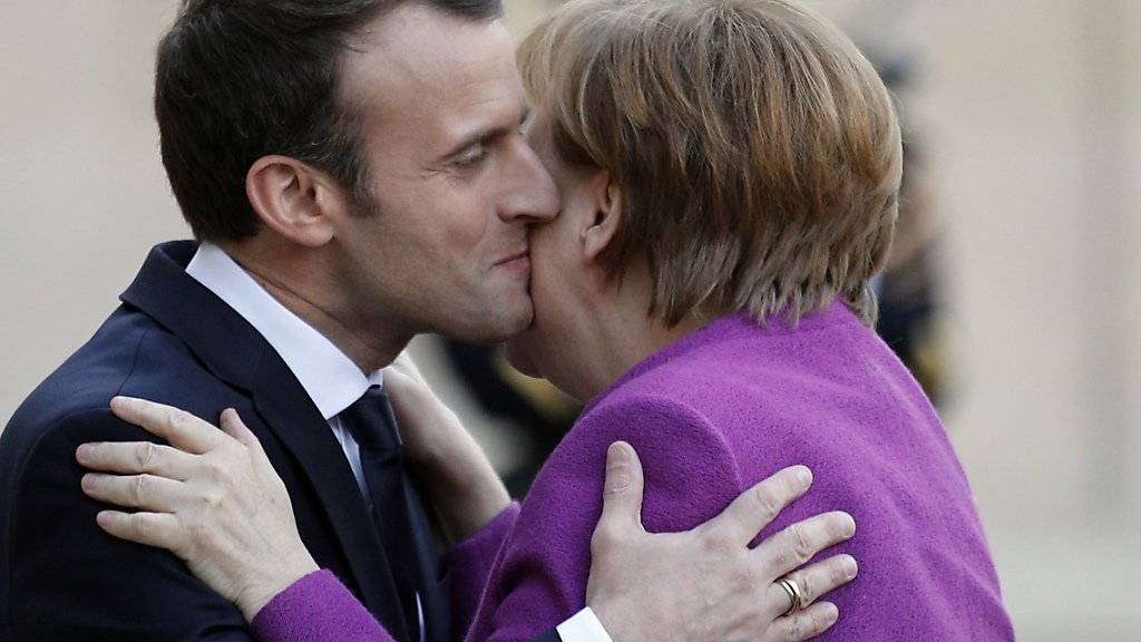 Eine noch engere Zusammenarbeit haben Frankreich und Deutschland - vertreten durch Präsident Macron (links) und Kanzlerin Merkel - in Paris angekündigt, um die EU auf neue Beine zu stellen.