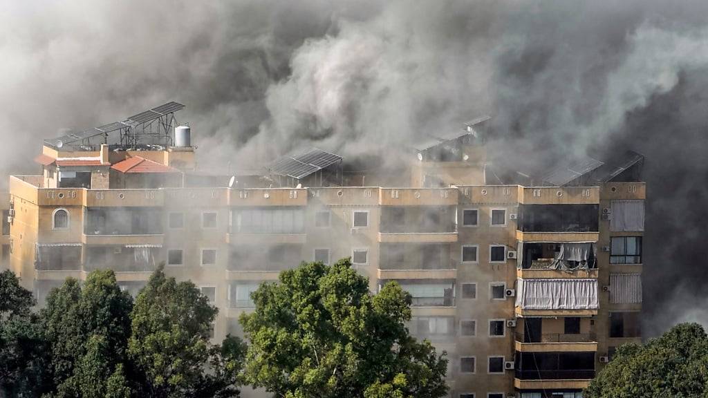 Rauch steigt auf nach einem israelischen Luftangriff auf Dahiyeh, einem südlichen Vorort von Beirut. Foto: Bilal Hussein/AP/dpa