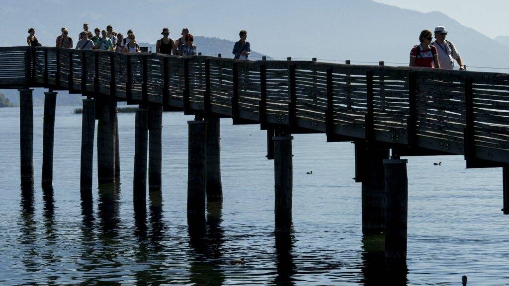 Der Holzsteg in Rapperswil muss saniert werden. Solarpanels und Windräder werden aber keine angebracht, es handelt sich um einen 1. April-Scherz der Stadt Rapperswil-Jona. (Archivbild)