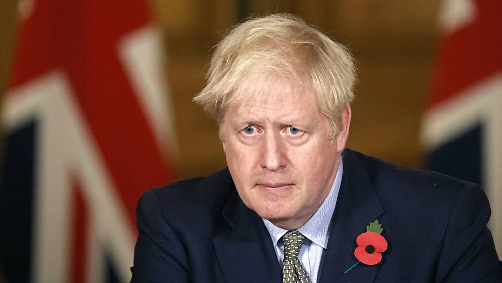 ARCHIV - Boris Johnson, Premierminister von Großbritannien, sitzt am 9. November in einer Pressekonferenz. Foto: Tolga Akmen/PA Wire/dpa