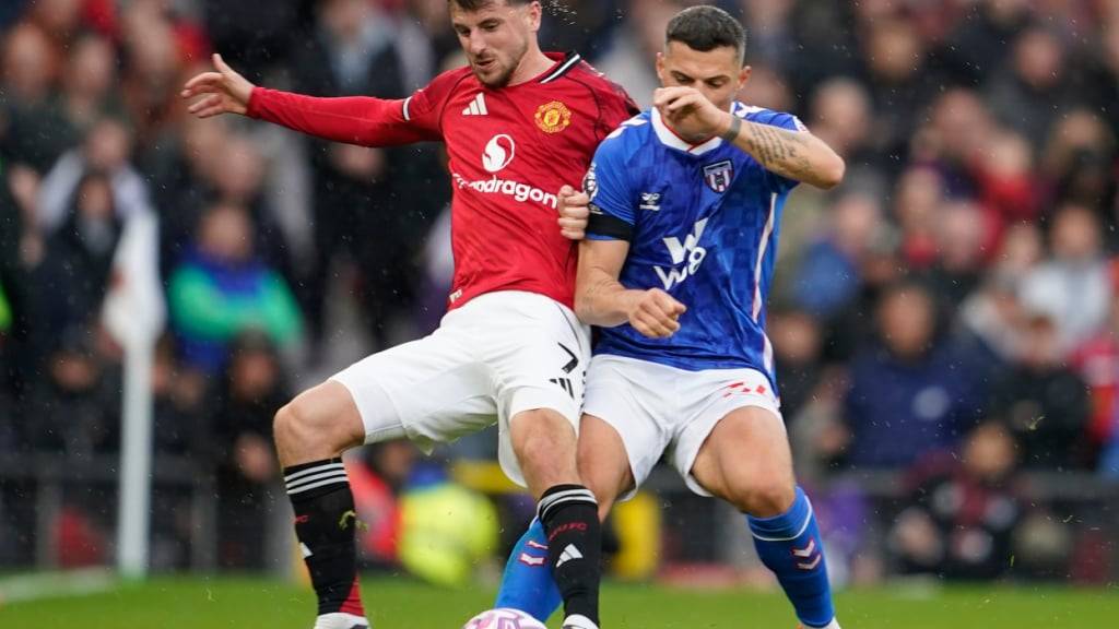 Granit Xhaka im Zweikampf mit Mason Mount