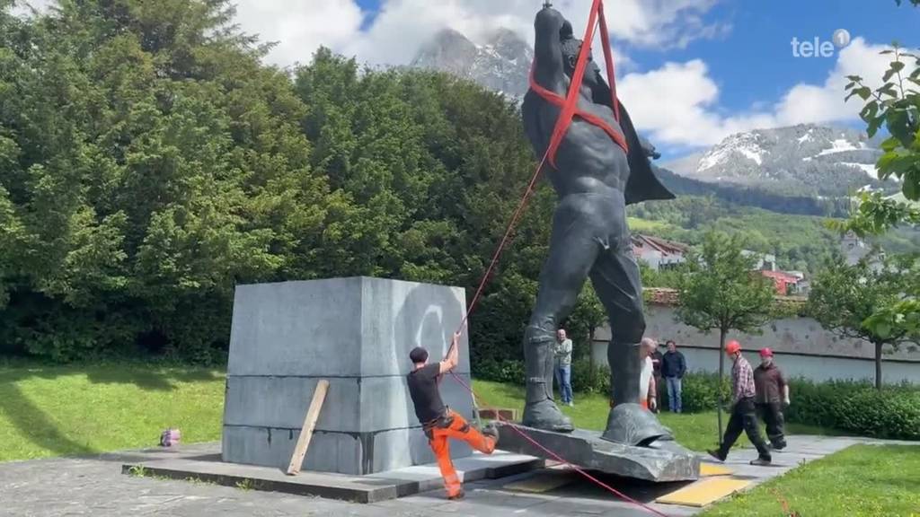 Wehrmann-Statue ist zurück beim Bundesbriefmuseum
