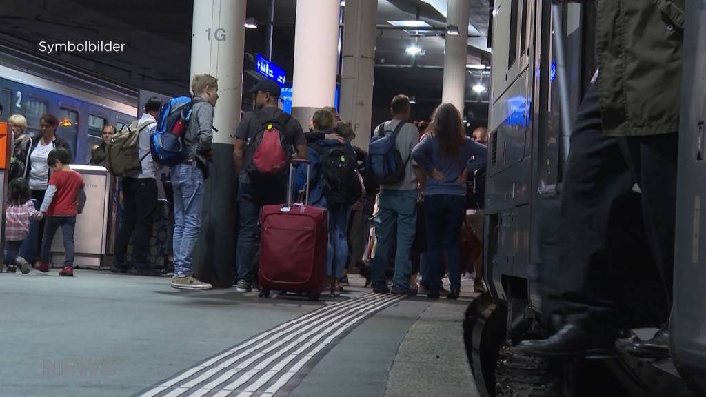 Ferienchoas: Passagiere aufgefordert aus überfülltem Zug auszusteigen