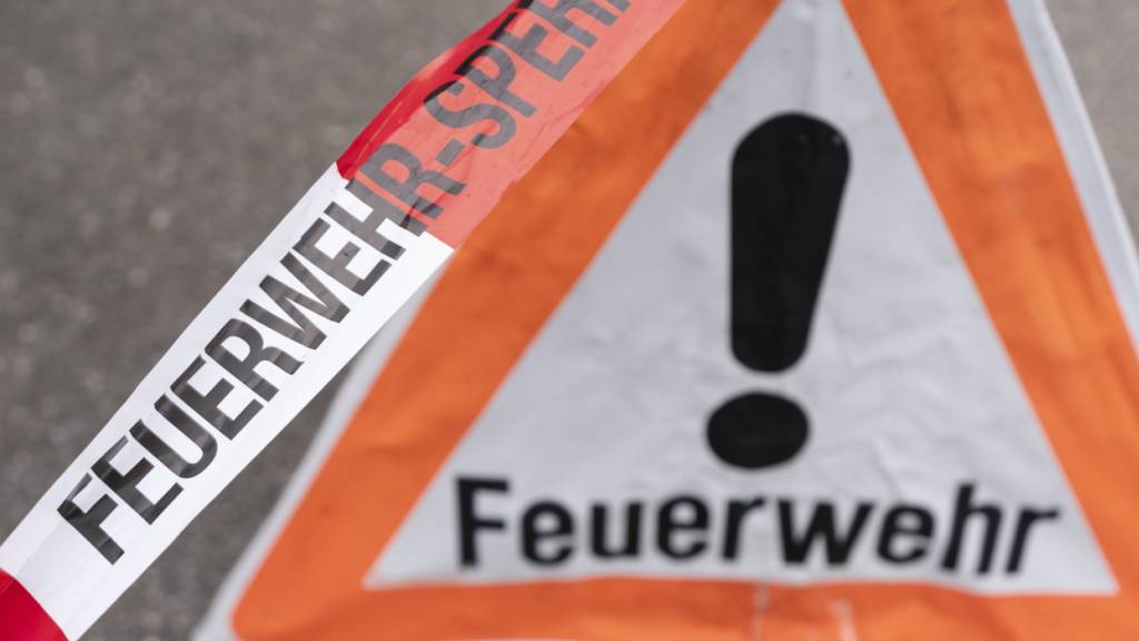 Feuerwehren sind wegen Dämpfen in einem Geschäftsgebäude in Unterägeri ZG ausgerückt. (Symbolbild)