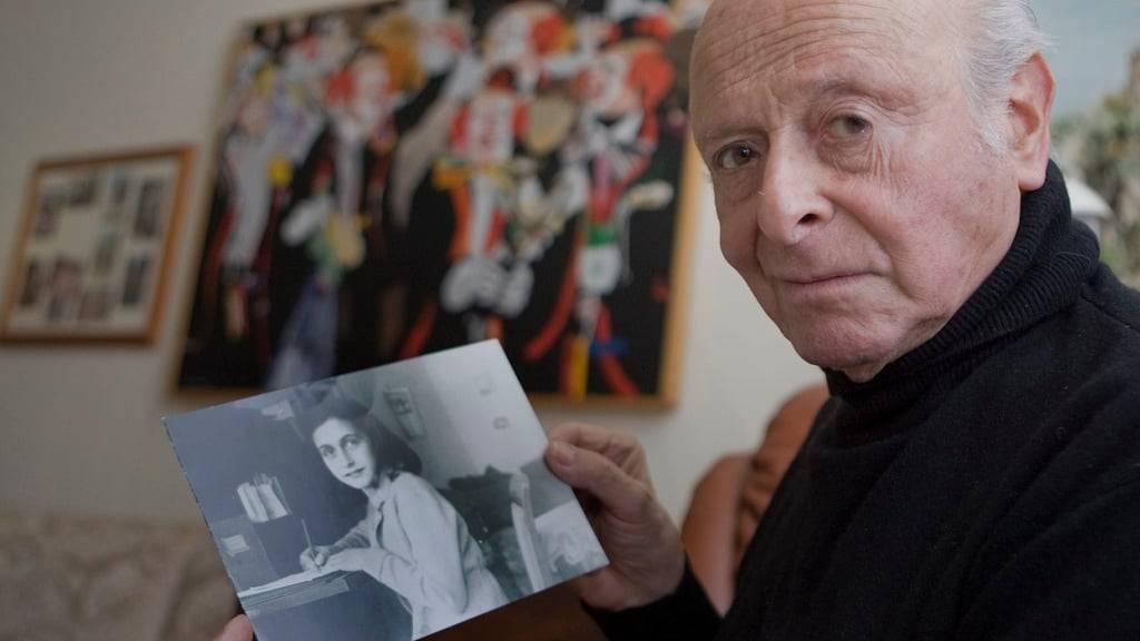 Schauspieler Buddy Elias im Jahr 2008 mit einem Foto seiner Cousine Anne Frank. (Archivbild)
