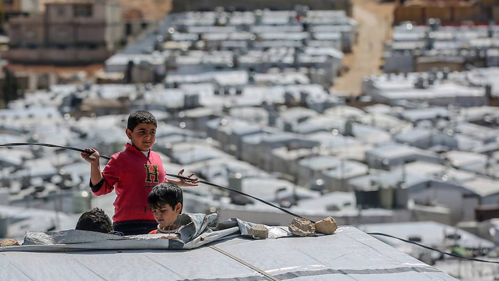 ARCHIV - Syrische Jungen spielen auf dem Dach einer Unterkunft im Flüchtlingslager Barra nordöstlich der libanesischen Hauptstadt Beirut. Syrien befindet sich seit 2011 im Bürgerkrieg, nachdem sich die Syrer inmitten einer Welle von Aufständen des Arabischen Frühlings gegen Präsident Assad erhoben. Foto: Marwan Naamani/dpa