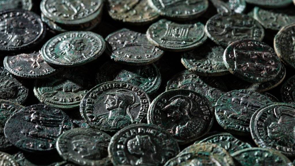 Ein Landwirt entdeckte in Ueken AG im Boden zufällig ein paar Münzen. Der Fund führte die Archäologen zu über 4000 römischen Münzen.