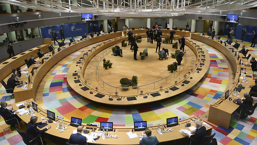 Überblick über das Rundtischgespräch beim EU-Gipfel im Gebäude des Europäischen Rates. Foto: Johanna Geron/Reuters Pool via AP/dpa