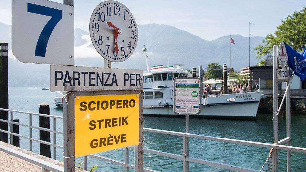 «Sciopero» heisst es bei den Fährschiffern auf der Schweizer Seite des Lago Maggiore auch am Mittwoch. Die Beschäftigten entschieden sich, den Arbeitskampf fortzusetzen.