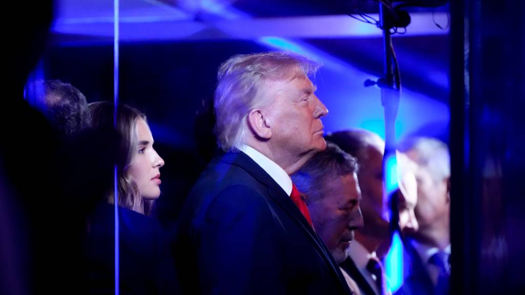 US-Präsident Donald Trump besucht ein NBA-Spiel. Foto: Ross D. Franklin/AP/dpa