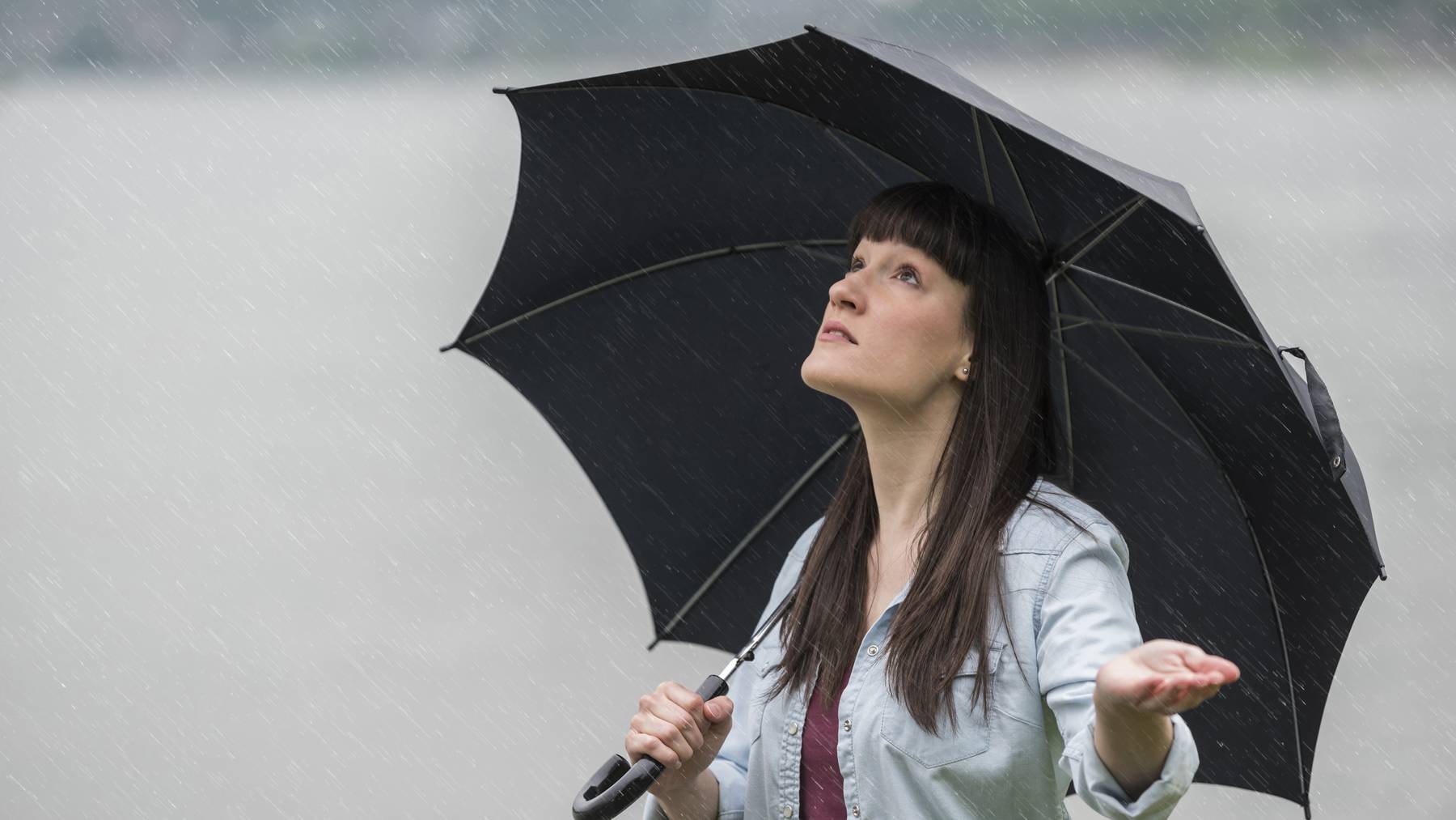 Frau unter Regenschirm
