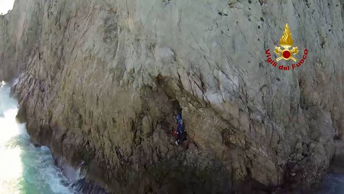 Schweizer stecken an Felswand in Italien fest