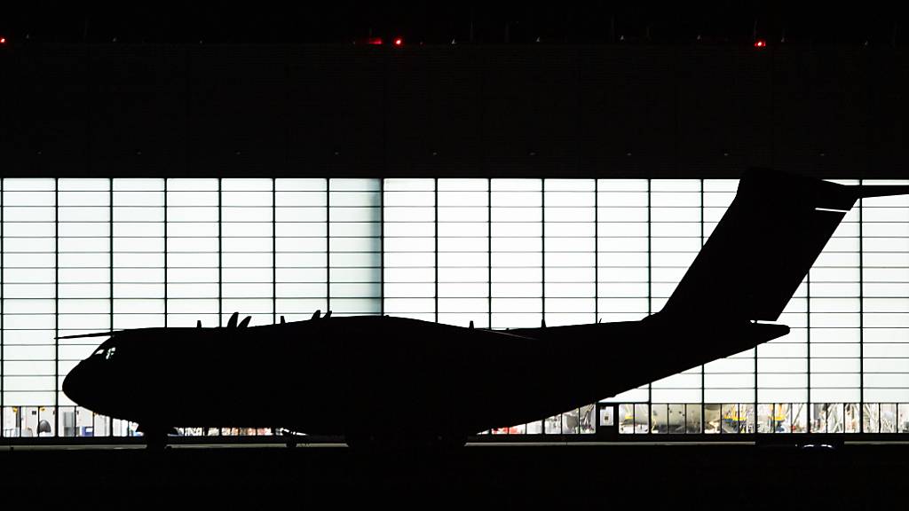 Eine Maschine des Typs Airbus A400M steht auf dem Fliegerhorst Wunstorf vor einem Flugzeughangar. Foto: Lino Mirgeler/dpa