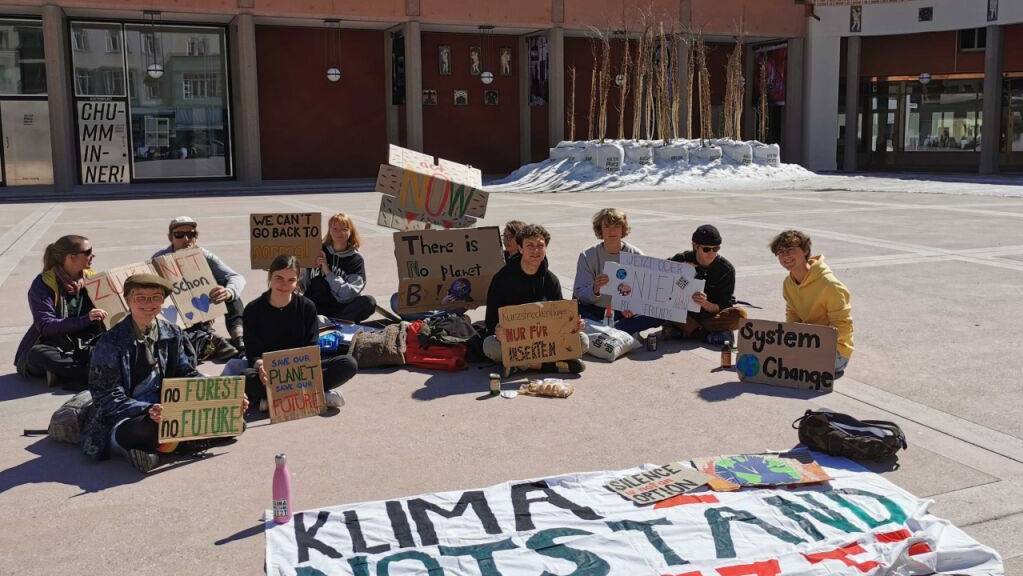 Jugendliche Klimaaktivistinnen und -aktivisten beim Sitzstreik in Davos am Freitag.