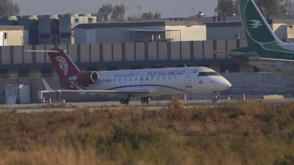 ARCHIV - Flugzeuge der irakischen Fluggesellschaft Fly Bagdad stehen auf dem internationalen Flughafen Bagdad. Foto: Hadi Mizban/AP/dpa