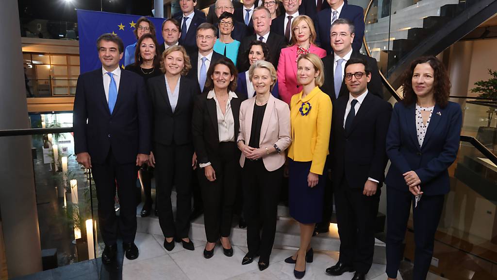 Ursula von der Leyen (CDU, vorne 4.v.r), Pr‰sidentin der Europ‰ischen Kommission, steht im EU-Parlament mit den Kommissionsmitgliedern Raffaele Fitto (Italien, erste Reihe l-r), Henna Virkkunen (Finnland), Teresa†Ribera (Spanien), Kaja Kallas (Estland), StÈphane SÈjournÈ (Frankreich), Roxana MÓnzatu (Rum‰nien), Dubravka Suica (Kroatien, zweite Reihe l-r), Valdis Dombrovskis (Lettland), Hadja Lahbib (Belgien), Apostolos Tzitzikostas (Griechenland), Jessika Roswall (Schweden, dritte Reihe l-r), OlivÈr V·rhelyi (Ungarn), Marta Kos (Slowenien), Michael McGrath (Irland), Ekaterina Zaharieva (Bulgarien), Wopke Hoekstra (Niederlande, vierte Reihe l-r), Andrius Kubilius (Litauen), Maria LuÌs Albuquerque (Portugal), Magnus Brunner (÷sterreich), Costas Kadis (Zypern), Maros Sefcovic (Slowakei, f ̧nfte Reihe l-r), Jozef Sikela (Tschechien), Christophe Hansen (Luxemburg), Glenn Micallef (Malta) und Dan Jorgensen (D‰nemark), f ̧r ein Gruppenbild zusammen. Die Abgeordneten hatten zuvor  ̧ber die Besetzung der neuen EU-Kommission unter von der Leyen abgestimmt. Foto: Philipp von Ditfurth/dpa