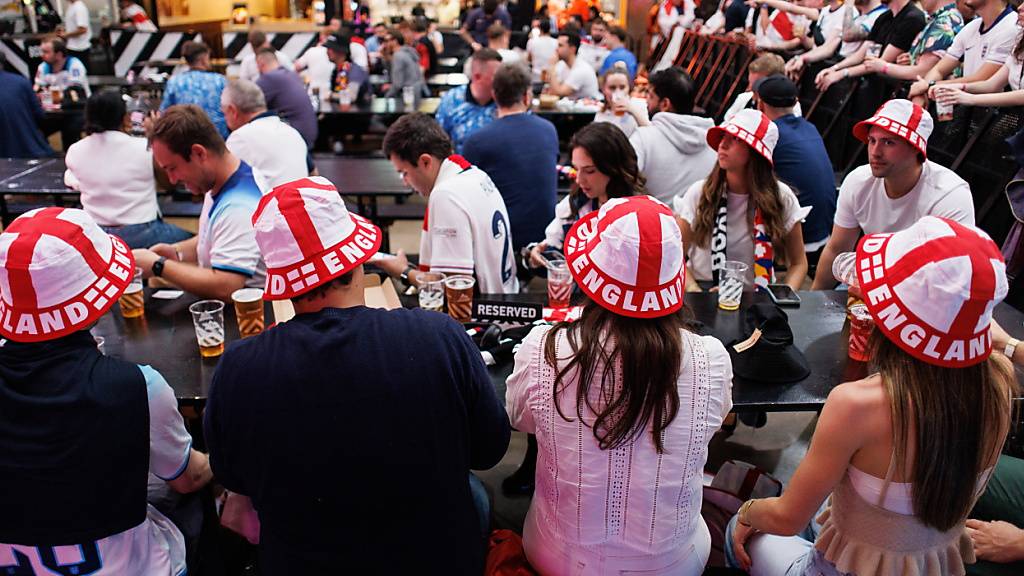 Im ganzen Land versammeln sich die englischen Fussballfans in den Pubs und Biergärten vor den Bildschirmen - und leiden und feiern gleichermassen