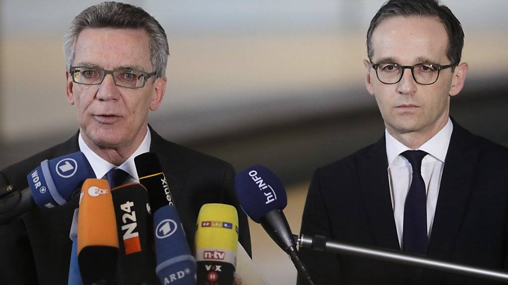 Der deutsche Innenminister Thomas de Maiziere und Justizminister Heiko Maas informieren über die geplante neue Abschiebepraktik für kriminelle Ausländer.