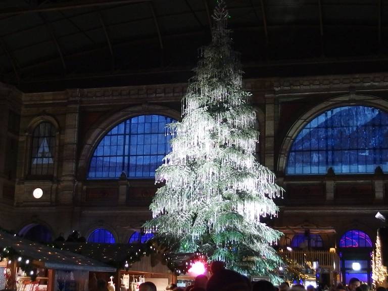 Neben den Dorfplätzen gibt es auch im Bahnhof Weihnachtsmärkte.