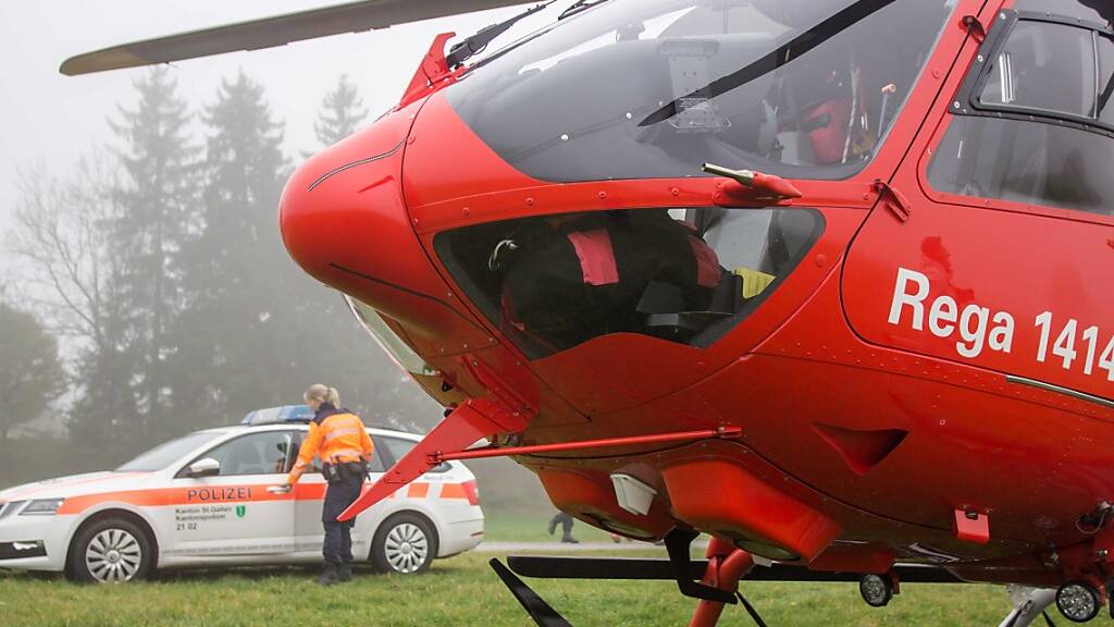 Ein Arbeiter hat sich bei einem Arbeitsunfall in Lichtensteig so schwere Verletzungen zugezogen, dass er per Rettungshelikopter ins Spital transportiert werden musste. (Symbolbild)