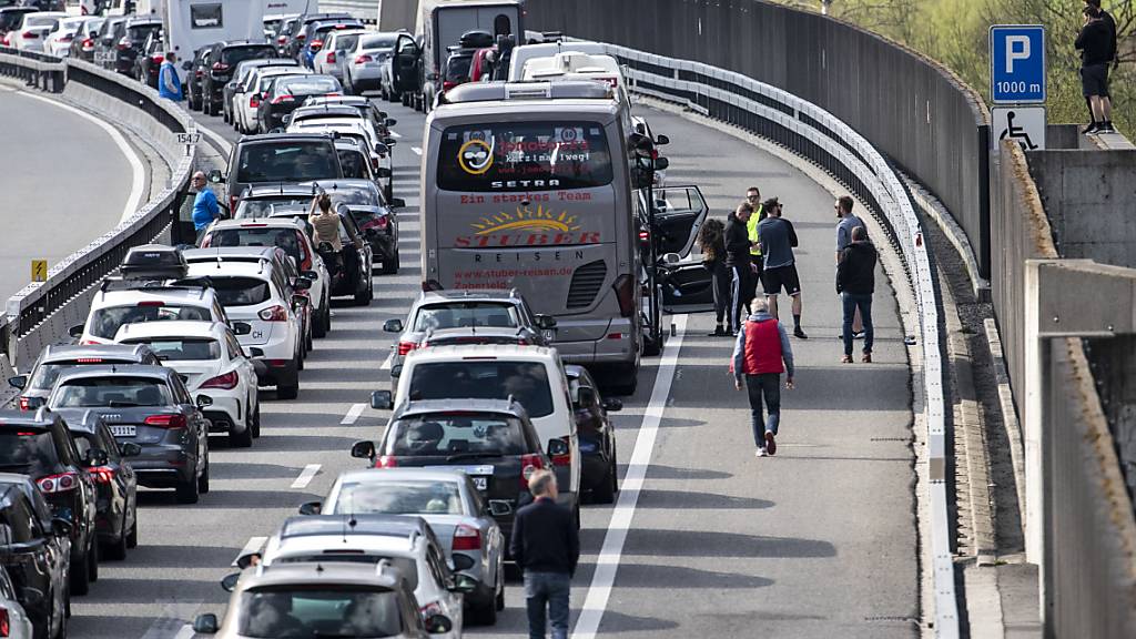 30'230 Stunden lang standen Verkehrsteilnehmende 2019 auf den schweizerischen Nationalstrassen im Stau. (Archivbild)