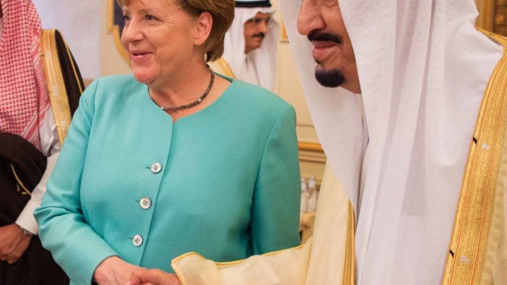 Bundeskanzlerin Angela Merkel wird von König Salman in Dschidda begrüsst.