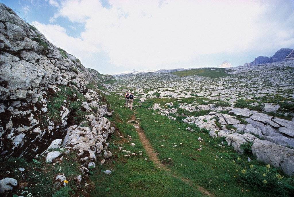 Auch in Gstaad kann man bei angenehmen Temperaturen wandern (Bild: keystone)