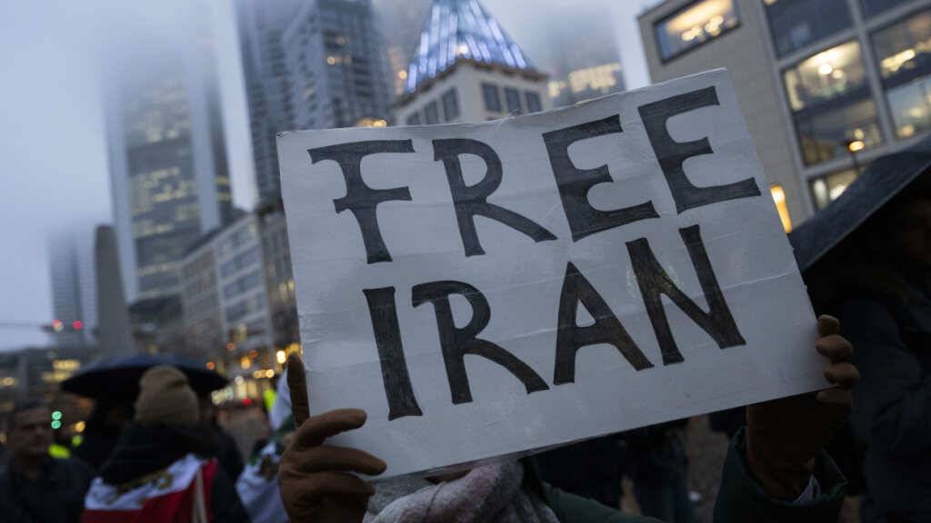 ARCHIV - Mit Schildern und Flaggen demonstrieren Teilnehmer einer Kundgebung in Frankfurt gegen das Regime im Iran. Foto: Boris Roessler/dpa